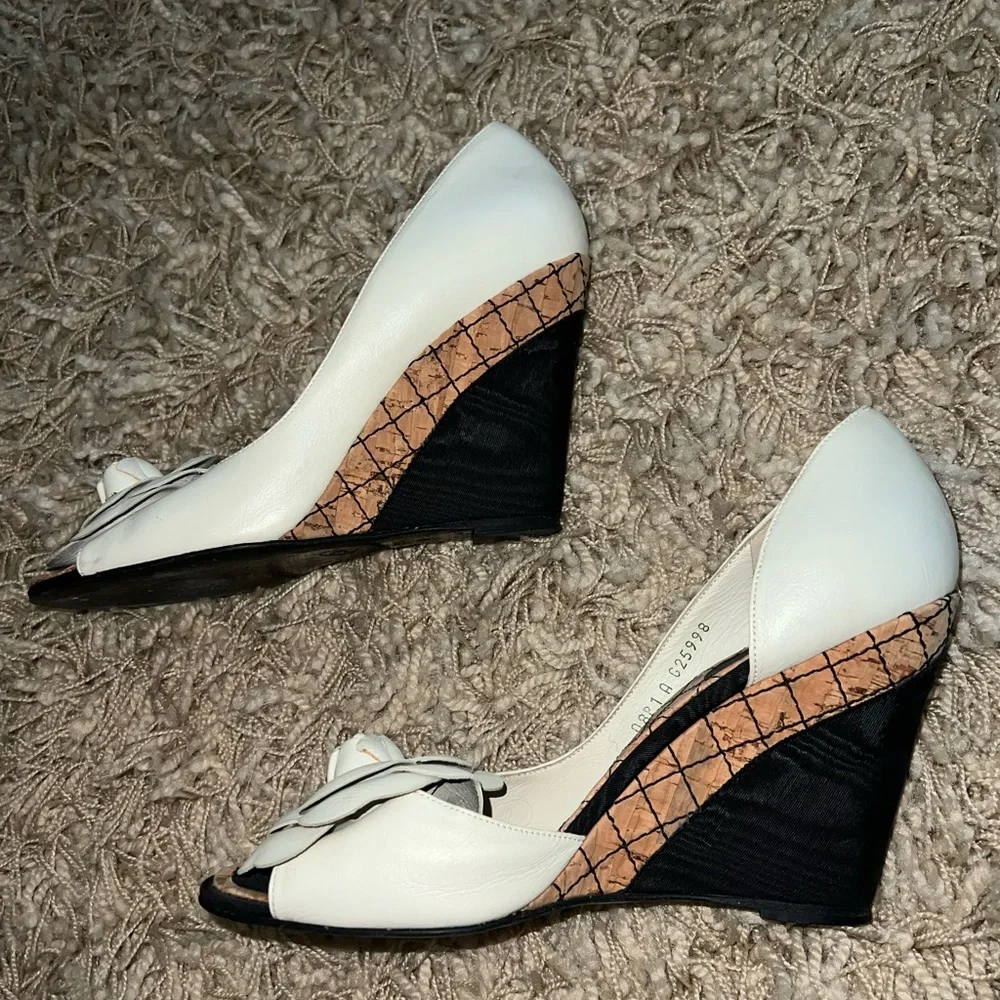 Chanel ivory leather Camellia d’orsay wedge with black accents - Picture 4 of 12